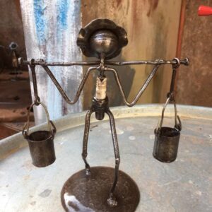 Petite Sculpture de décoration "Porteur d'eau"