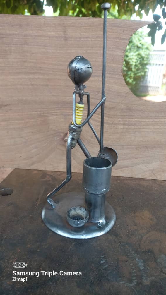 Petite Sculpture de décoration "Pileuse"