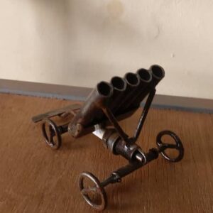 Petite Sculpture de décoration " Porte Bic sur char "