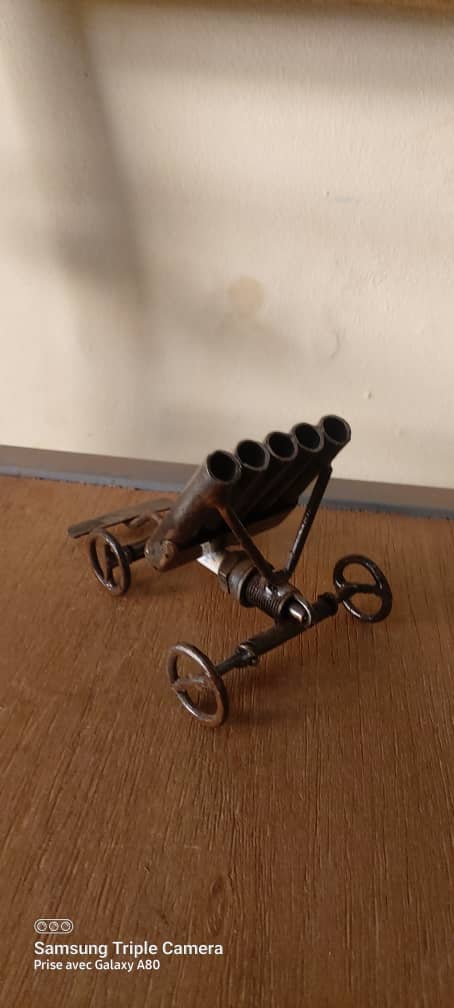 Petite Sculpture de décoration " Porte Bic sur char "