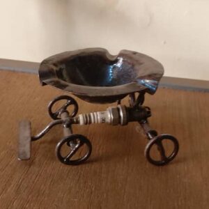 Petite Sculpture de décoration " Cendrier sur Char "
