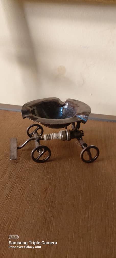 Petite Sculpture de décoration " Cendrier sur Char "