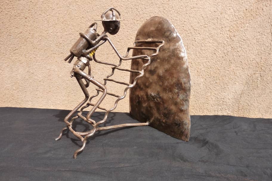 Petite Sculpture de décoration " Pompier sur échelle "
